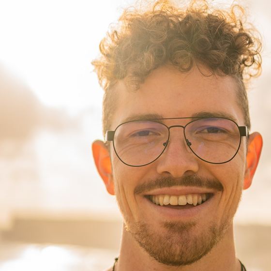 Franz mit lockigem Haar im Gegenlicht